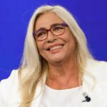 elisabetta ferracini sorridente con la giacca bionda