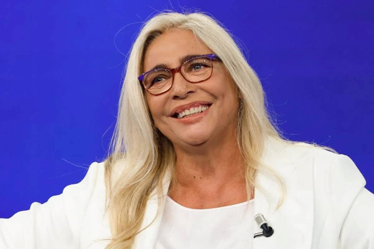 elisabetta ferracini sorridente con la giacca bionda