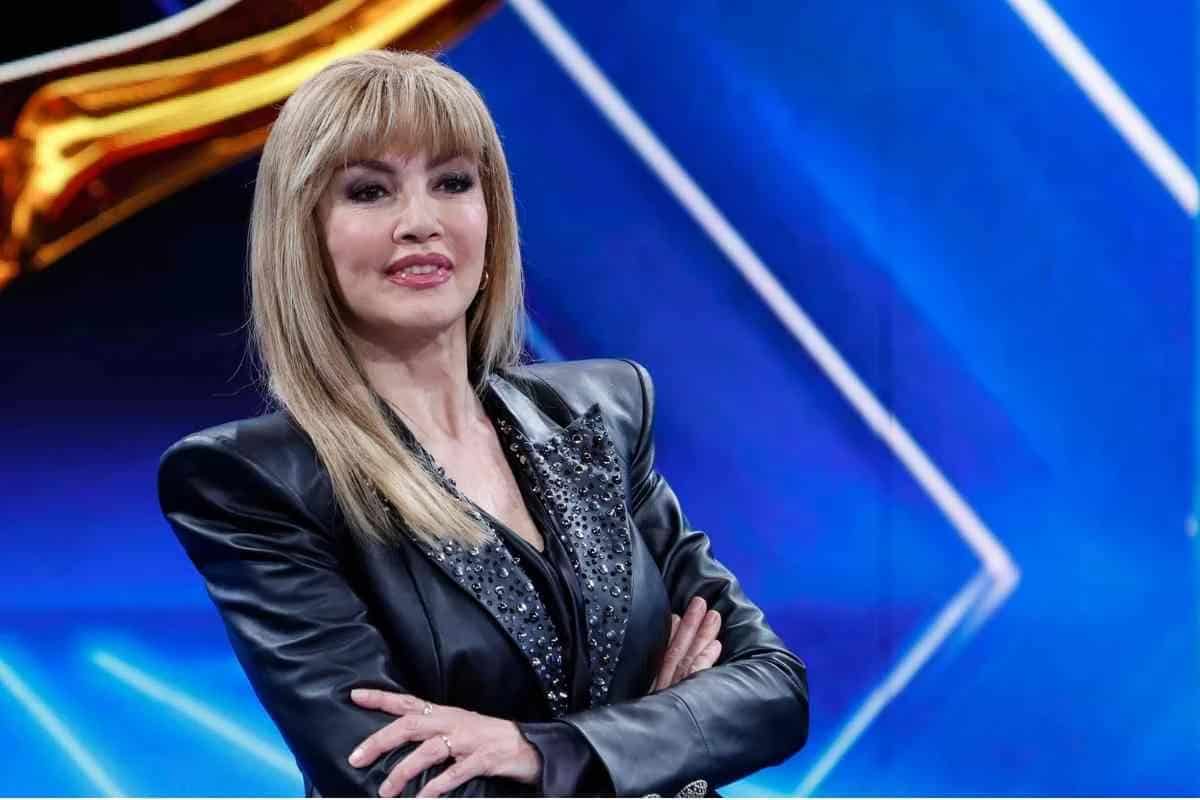 milly carlucci primo piano con giacca di pelle