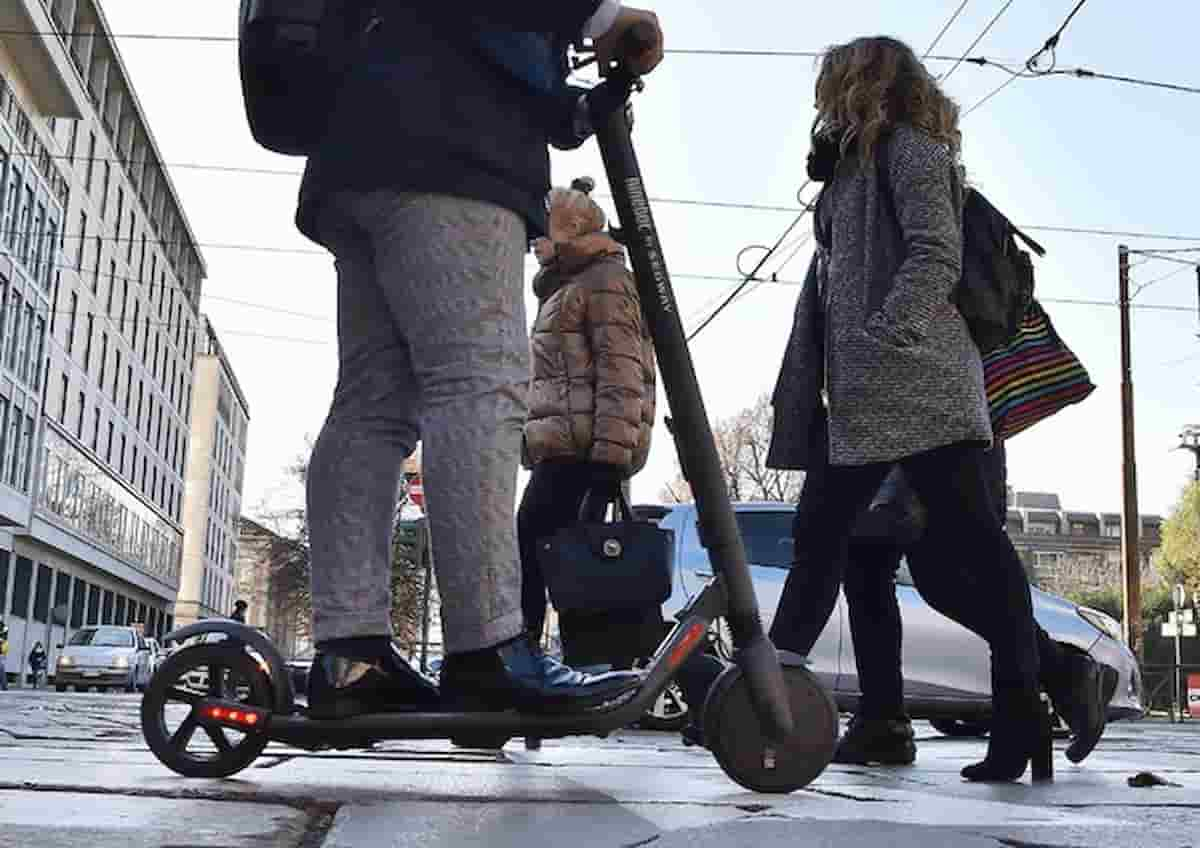 Monopattini in libera circolazione sui marciapiedi