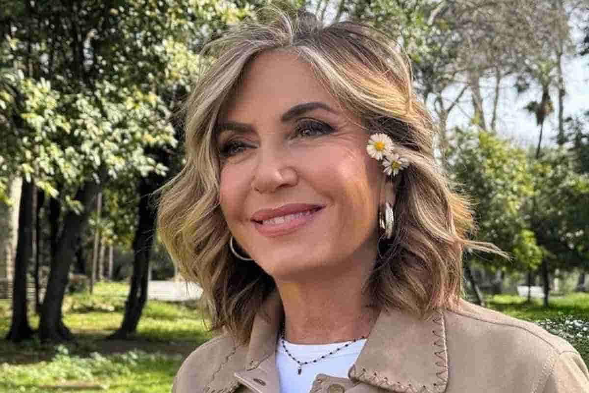 myrta merlino con un fiore tra i capelli