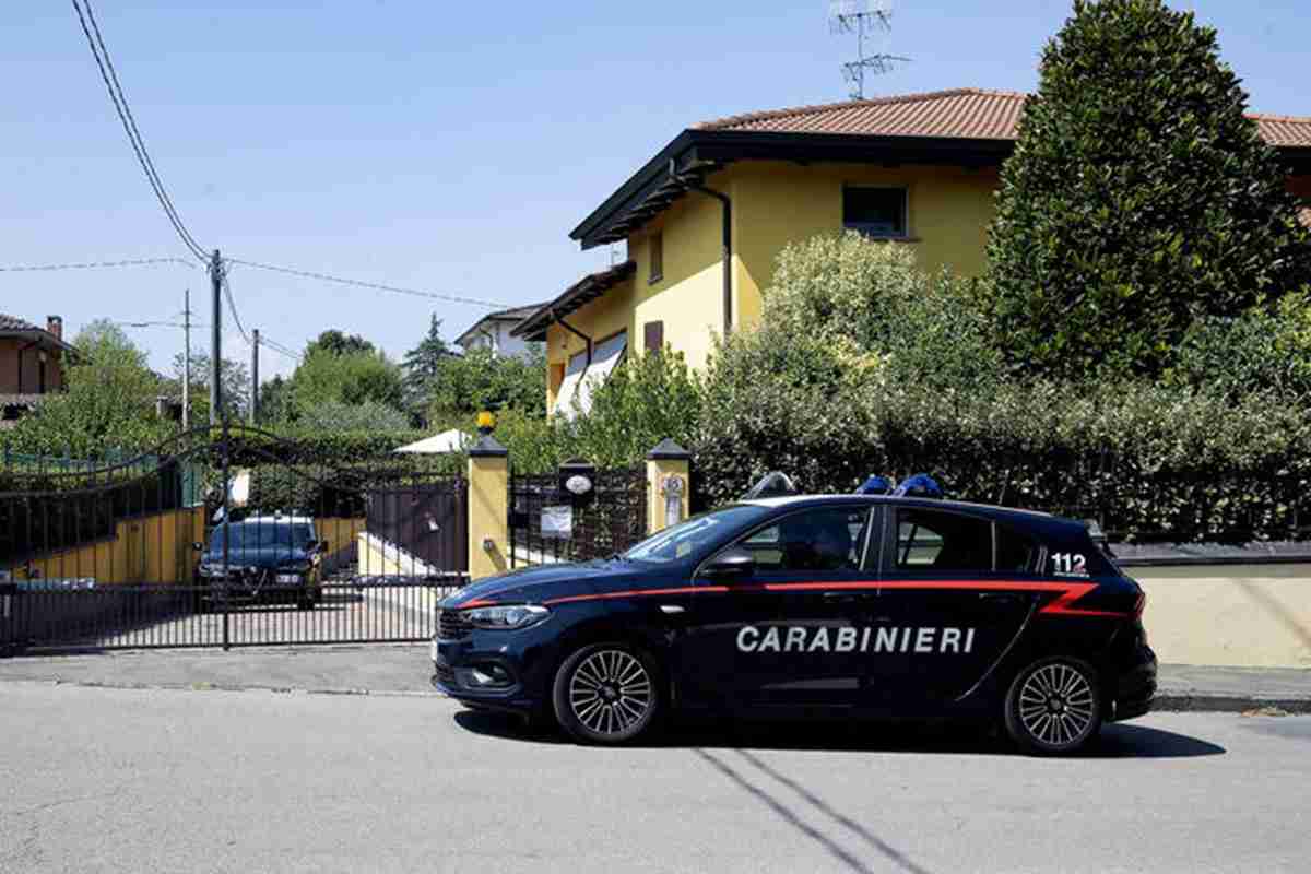 Neonati morti a Parma, i carabinieri nella villetta della famiglia della 22enne