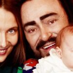 nicoletta mantovani e luciano pavarotti sorridenti con la figlia alice