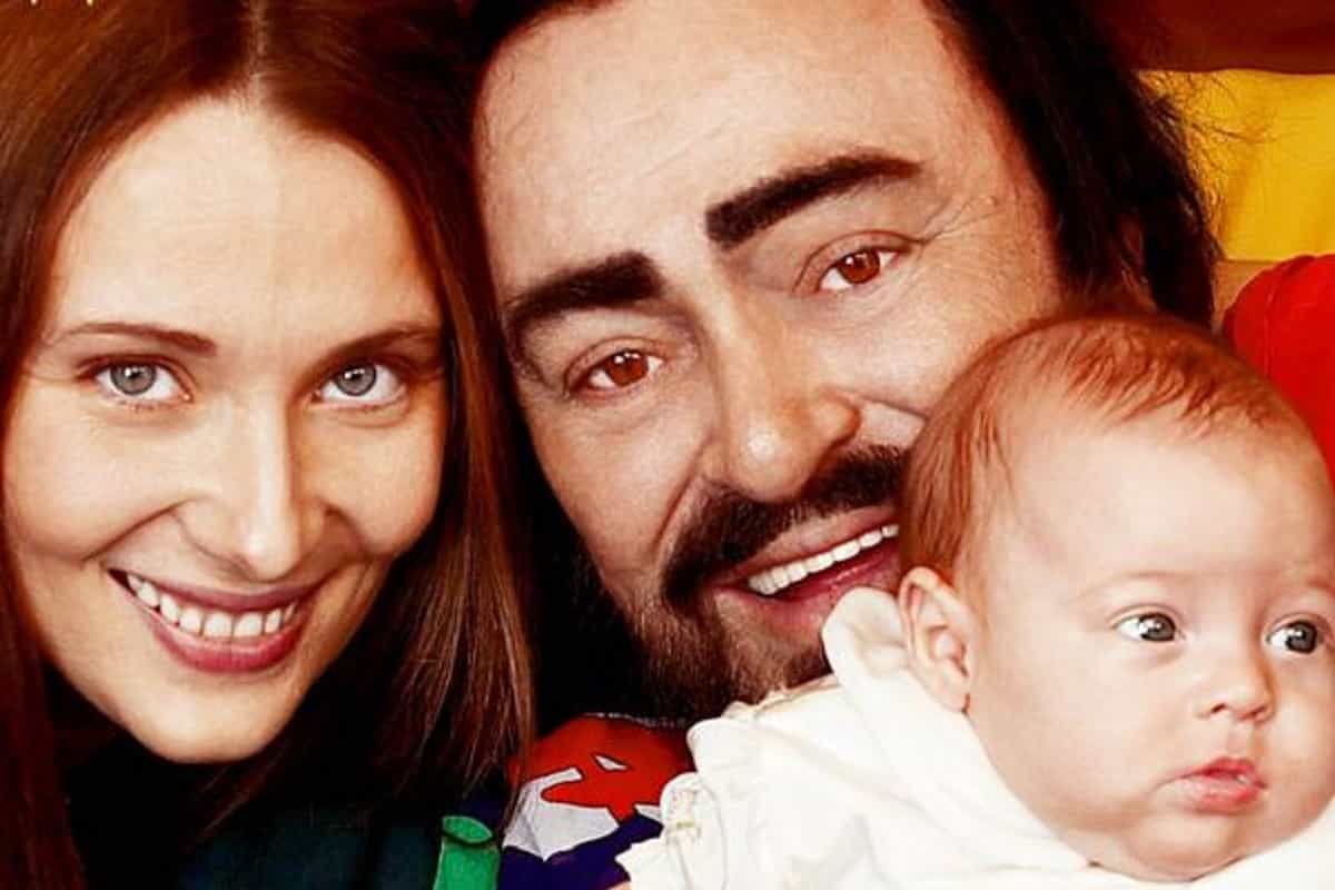 nicoletta mantovani e luciano pavarotti sorridenti con la figlia alice