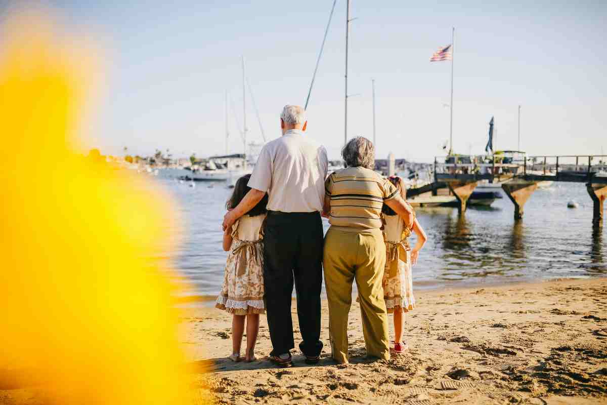 Nonni con nipoti: foto di spalle