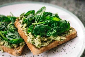 pane con avocado e spinaci