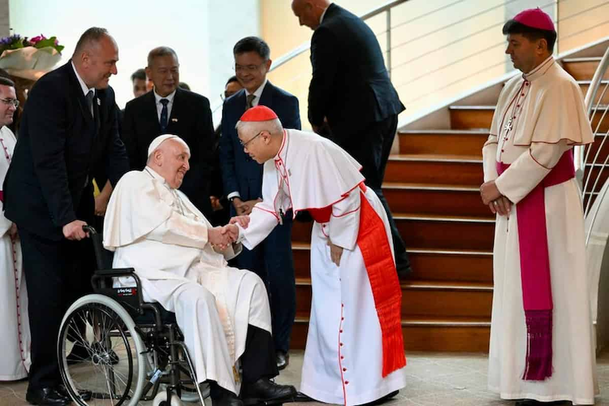 Papa Francesco in sedia a rotelle a Singapore