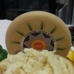 una forma di pecorino sardo