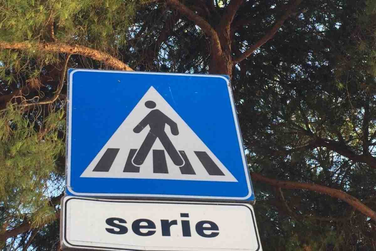 segnale di attraversamento strisce pedonali