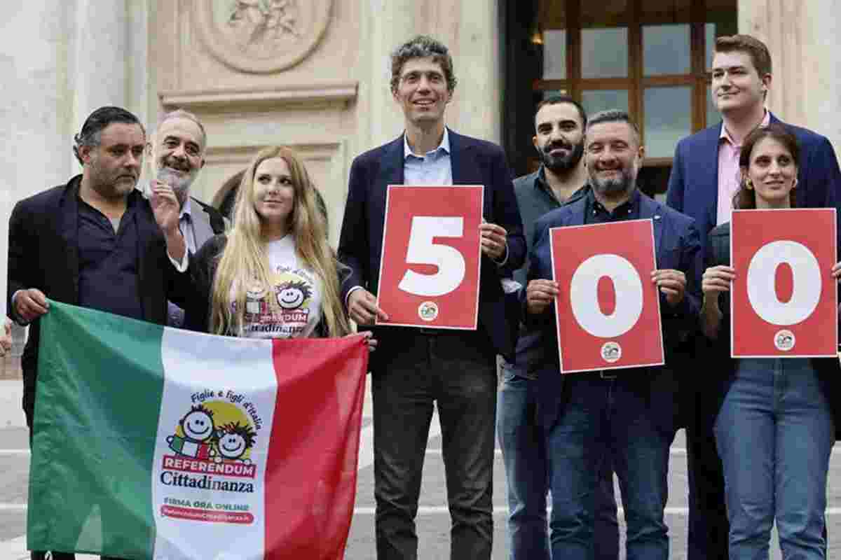 I promotori del referendum sulla cittadinanza festeggiano le 500mila firme