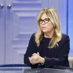 rita dalla chiesa in uno studio televisivo