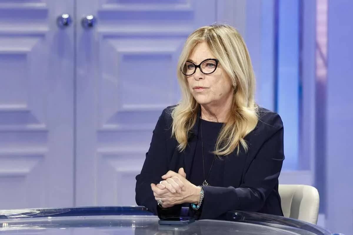 rita dalla chiesa in uno studio televisivo