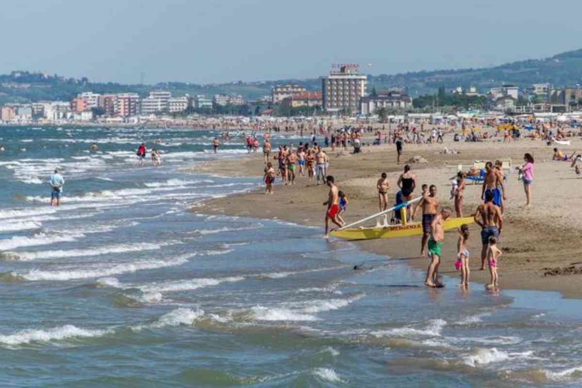 spiaggia mare mosso 