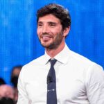 stefano de martino sorridente e in camicia bianca