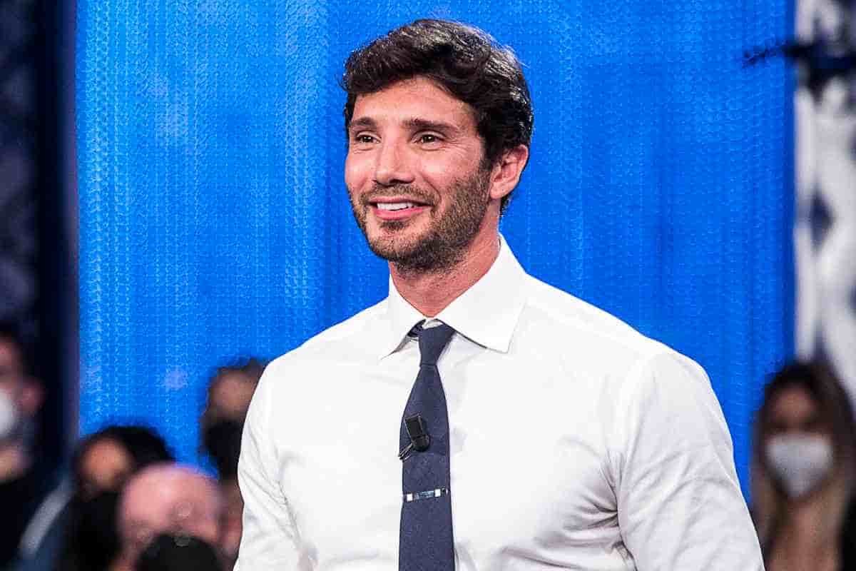 stefano de martino sorridente e in camicia bianca