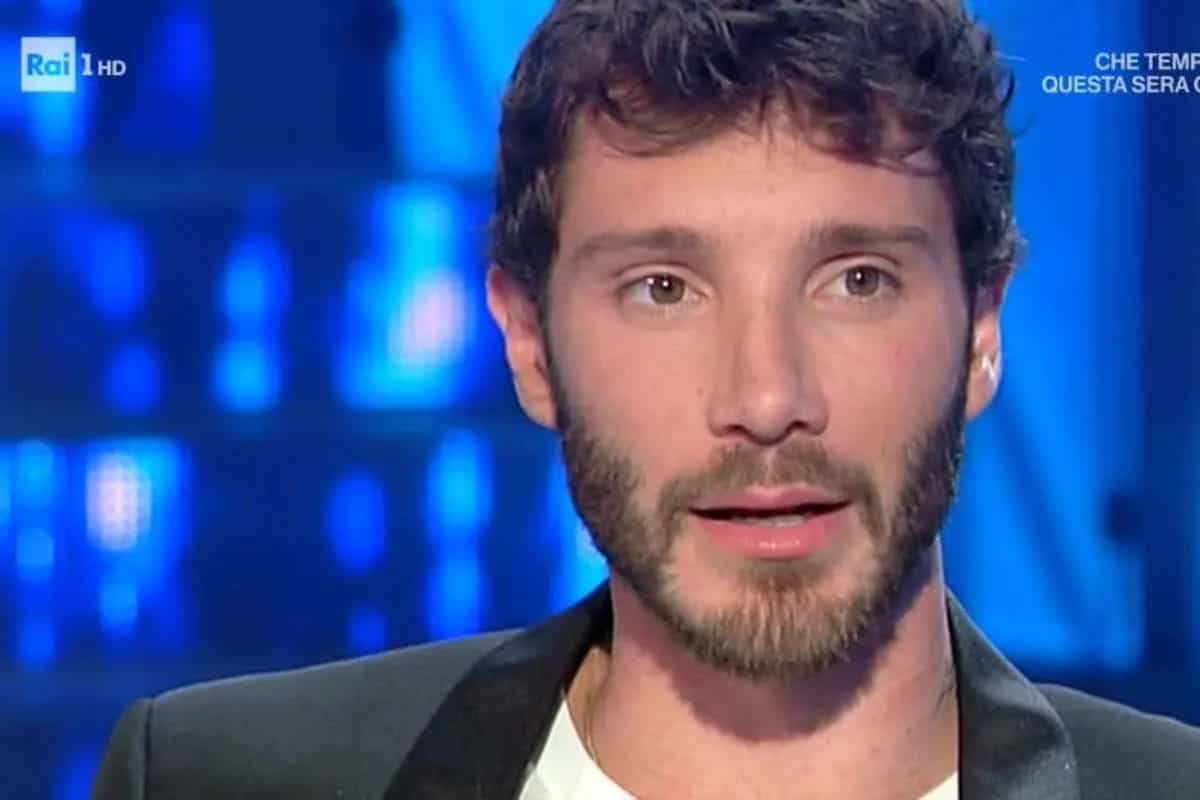 stefano de martino durante un'intervista