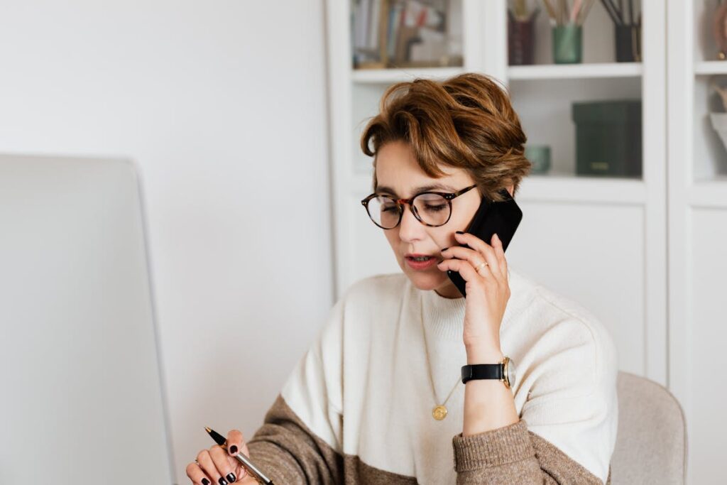 donna al telefono