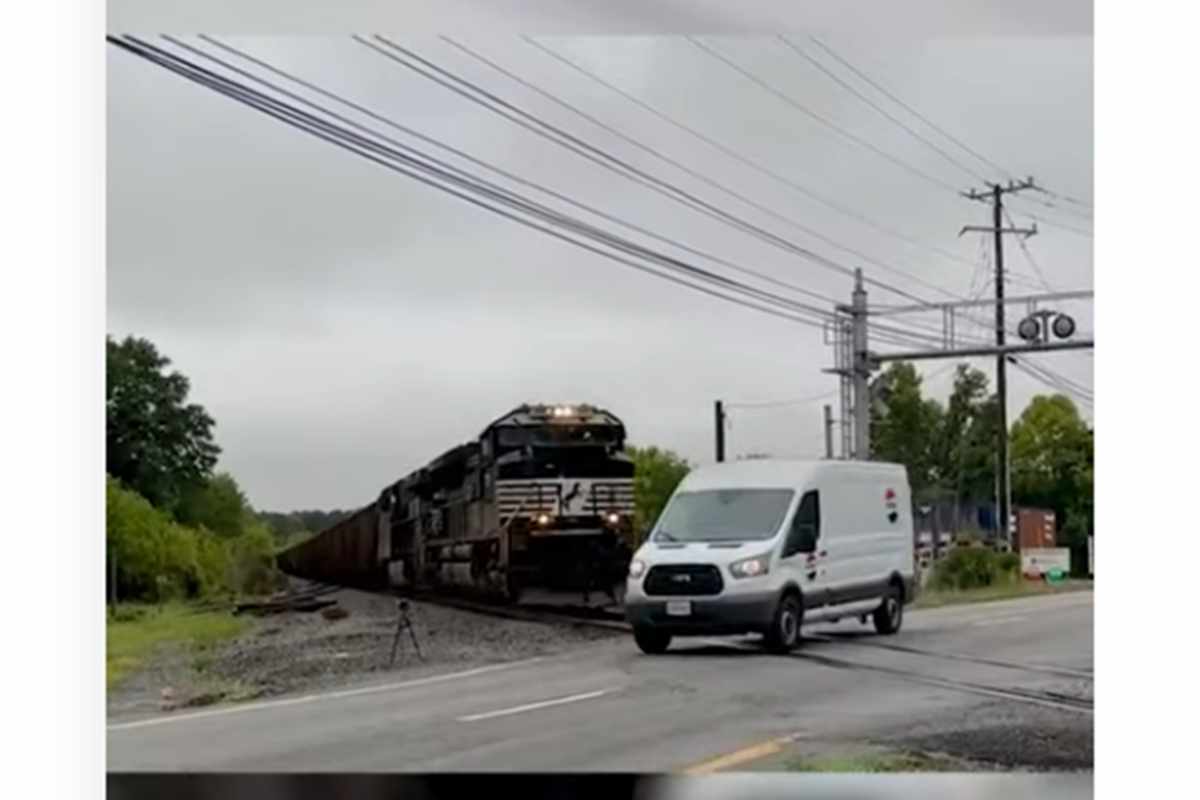 furgone evita collisione con un treno