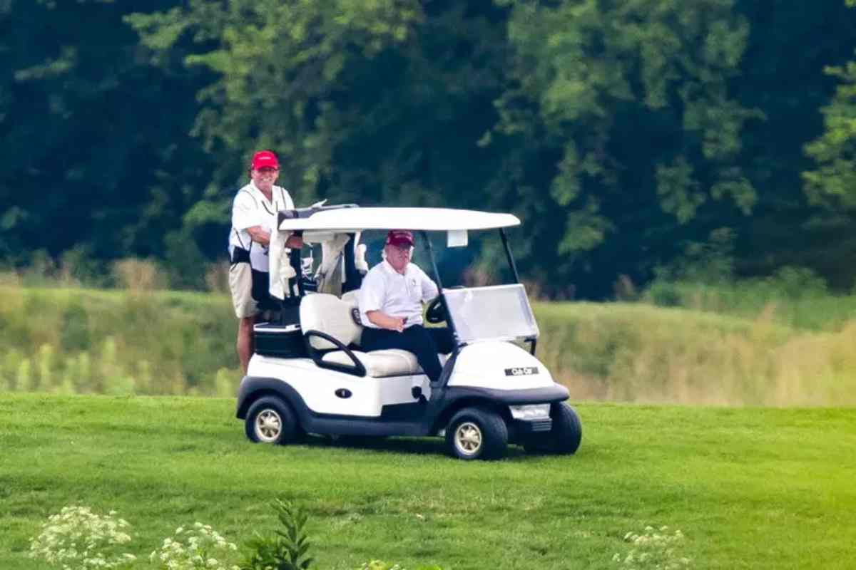 trump gioca a golf