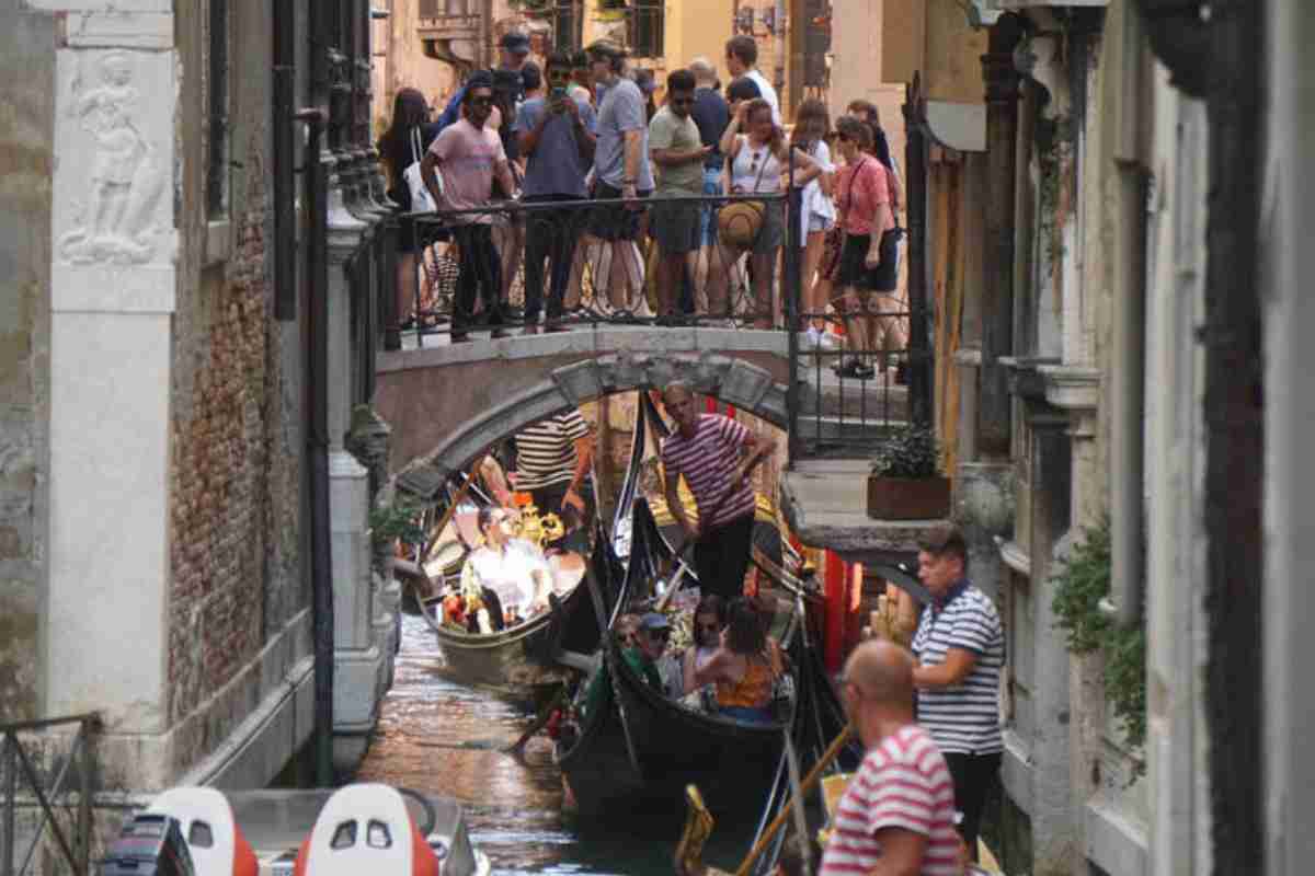 turisti a venezia gondole 