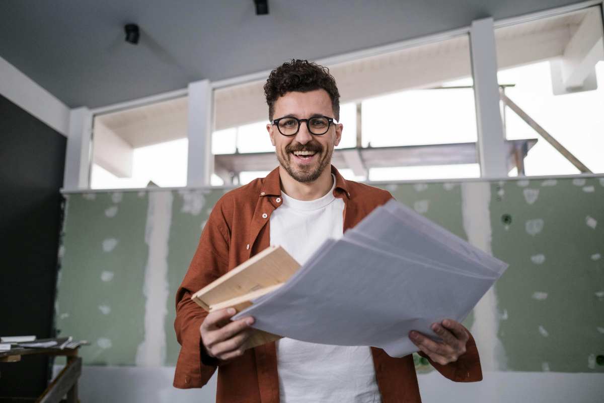 Uomo felice che ristruttura casa