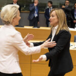 Ursula von der Leyen e Giorgia Meloni si salutano abbracciandosi