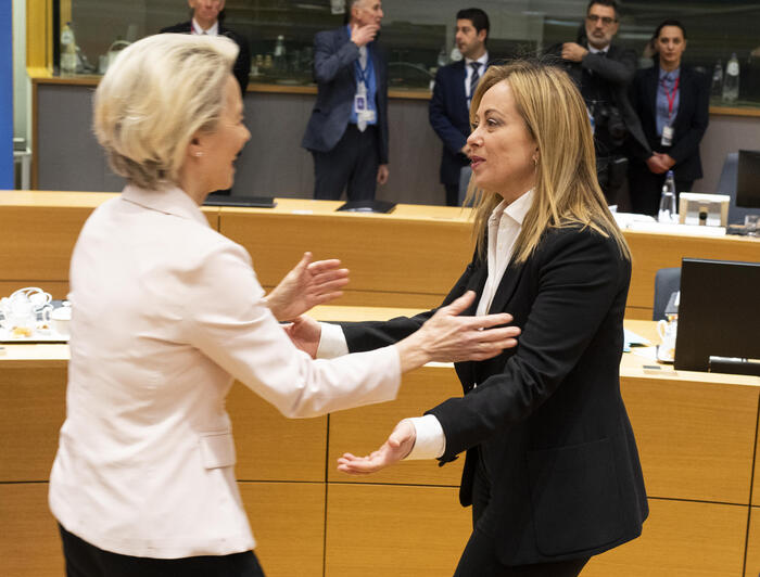 Ursula von der Leyen e Giorgia Meloni si salutano abbracciandosi