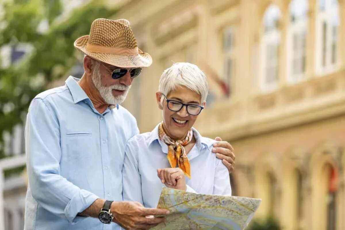 persone adulte guardano una cartina