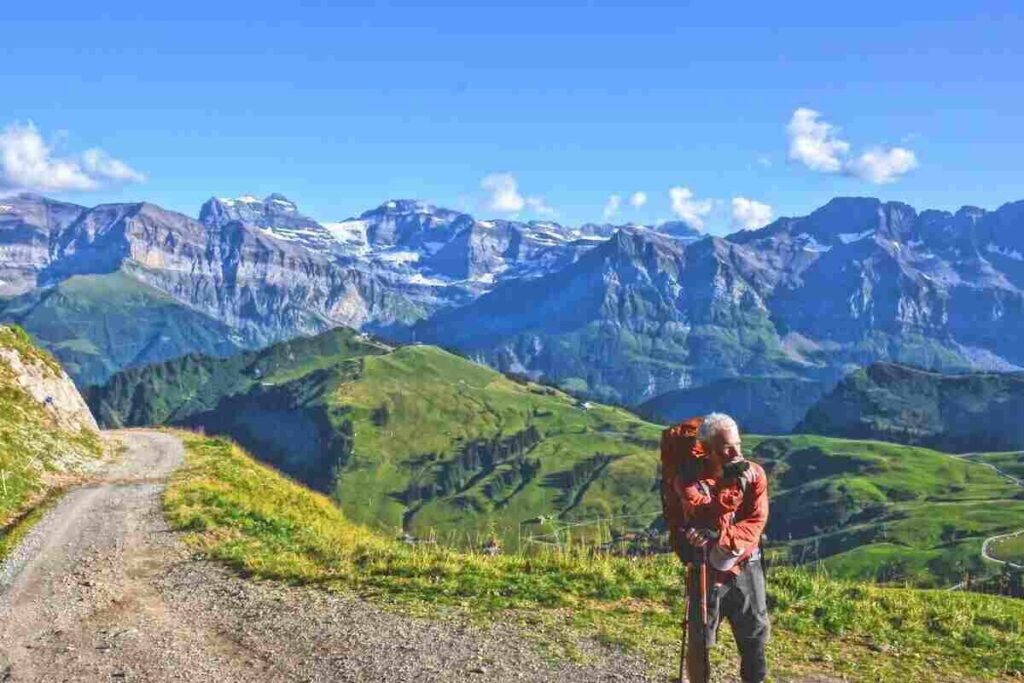 uomo adulto in un paesaggio di montagna