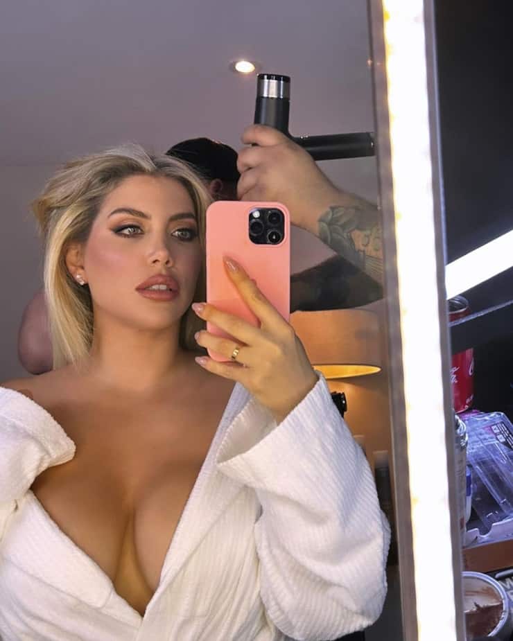 wanda nara con l'accappatoio bianco