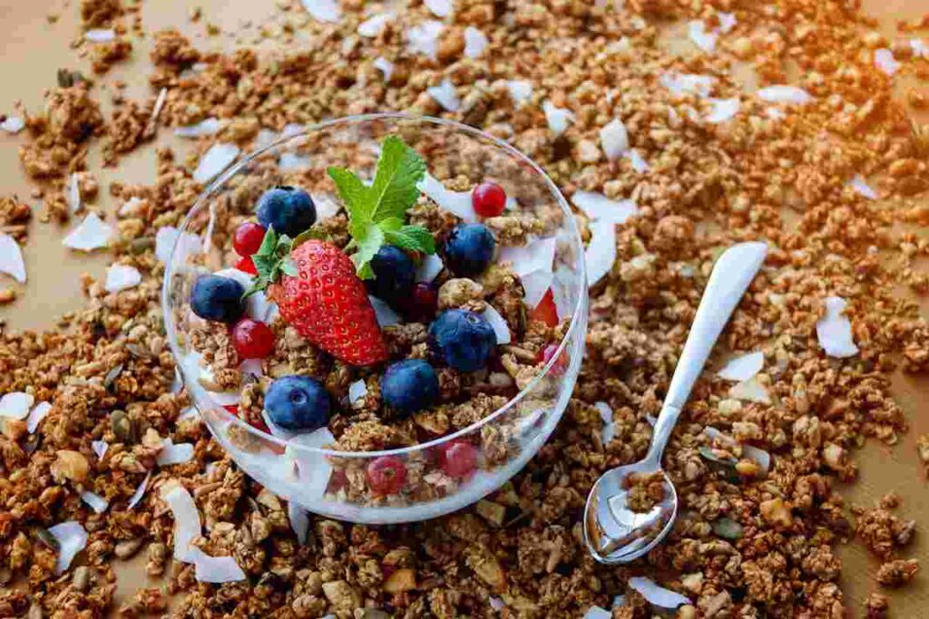 yogurt con cereali e frutta