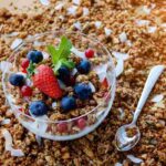 Yogurt con cereali e frutta