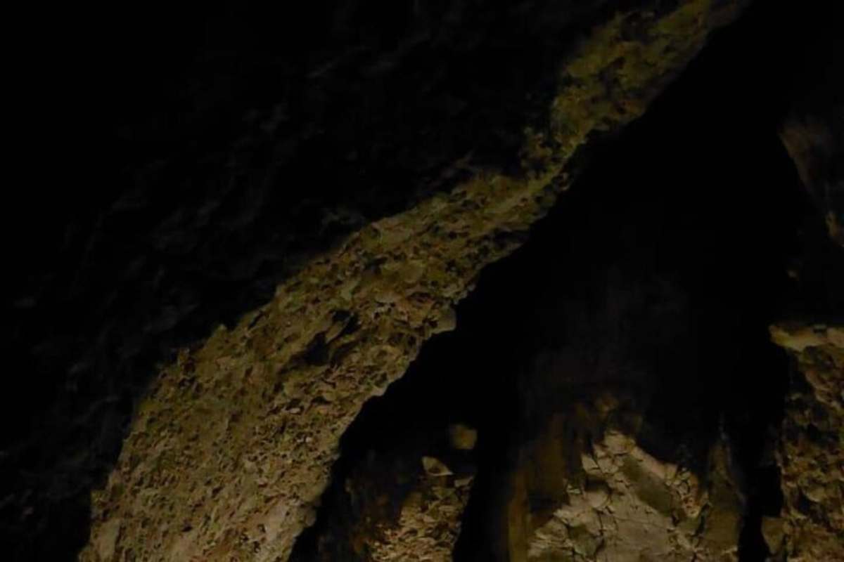 Dettaglio dell'interno di una caverna buia