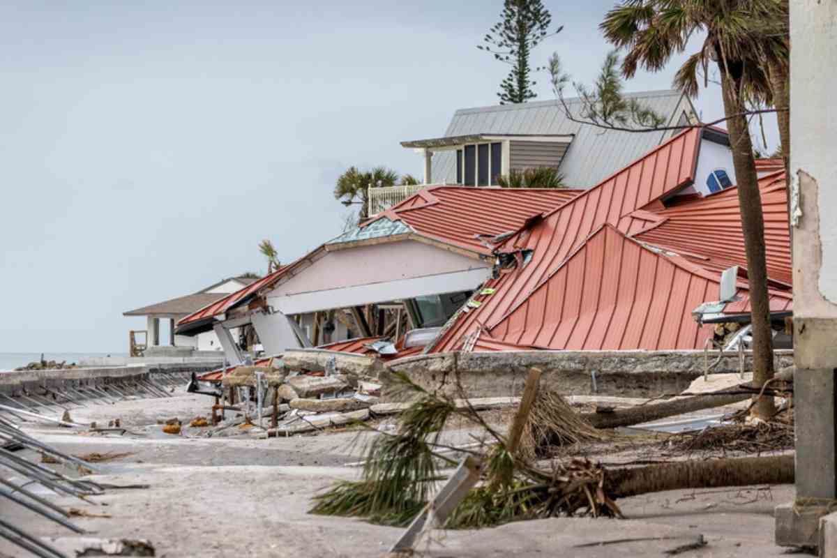 Alcune abitazioni lungo una spiaggia devastate dopo il passaggio dell'uragano Milton, in Florida