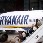 Alcuni passeggeri salgono su un aereo Ryanair