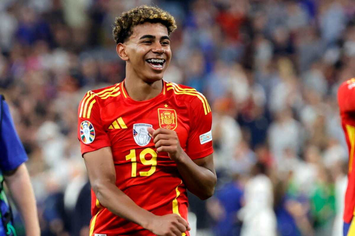 Il calciatore Lamine Yamal che festeggia con la maglia della Spagna