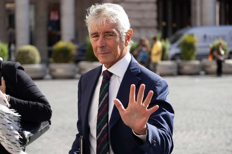 Abodi saluta arrivando a Palazzo Chigi