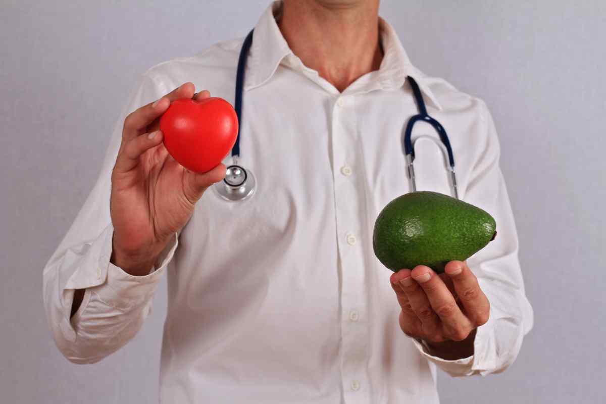 medico con avocado in mano, uno degli alimenti che contrastano l'ipertensione