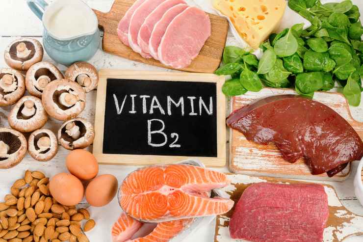 Alimenti ricchi di vitamina B2 su un tavolo