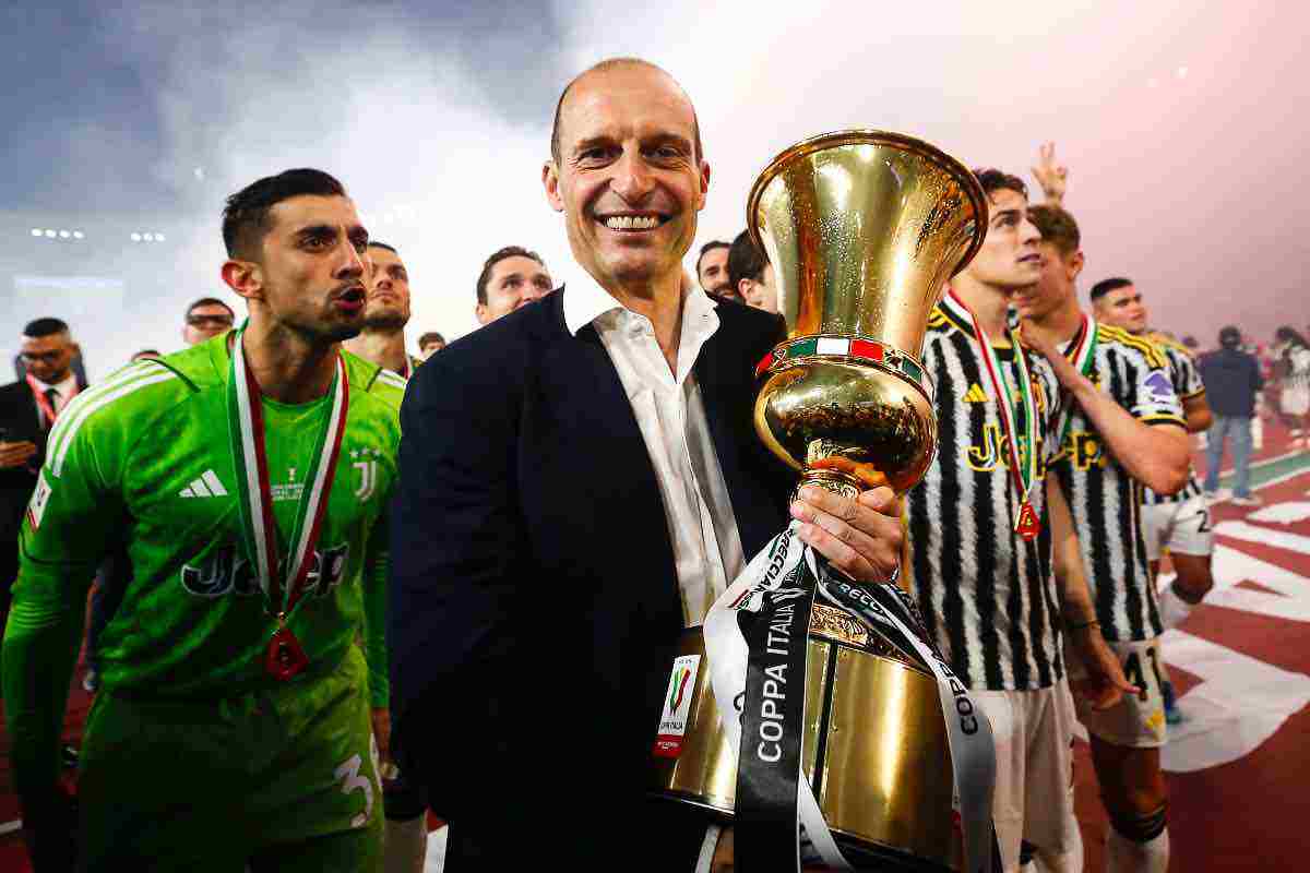 Massimiliano Allegri sorride e mostra la coppa Italia