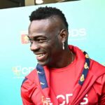 Balotelli durante la presentazione al Genoa