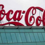 Un'insegna enorme dell'iconico logo di Coca Cola