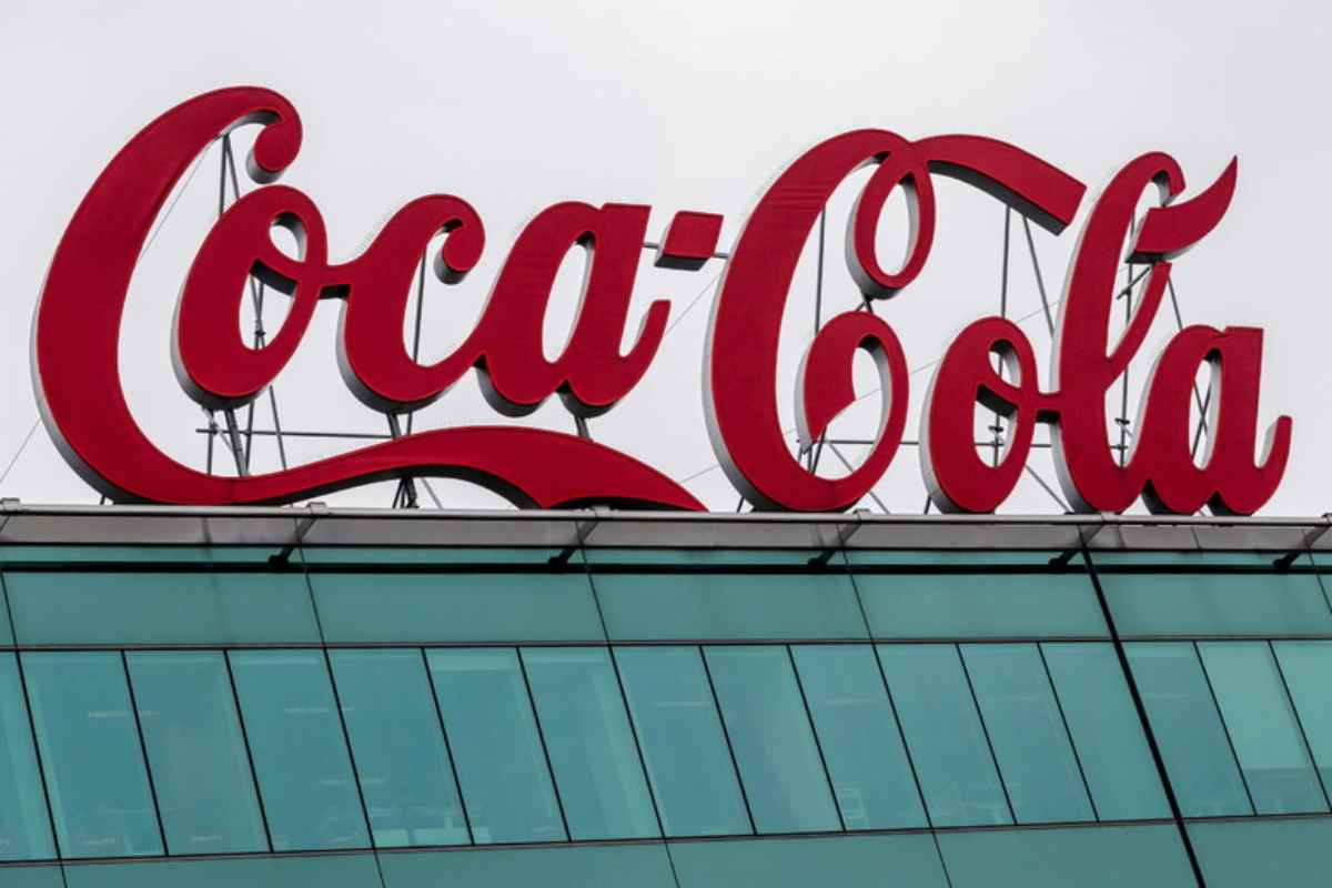 Un'insegna enorme dell'iconico logo di Coca Cola