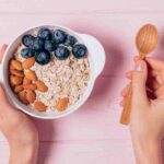 una ciotola con avena mirtilli e mandorle per la colazione per perdere peso