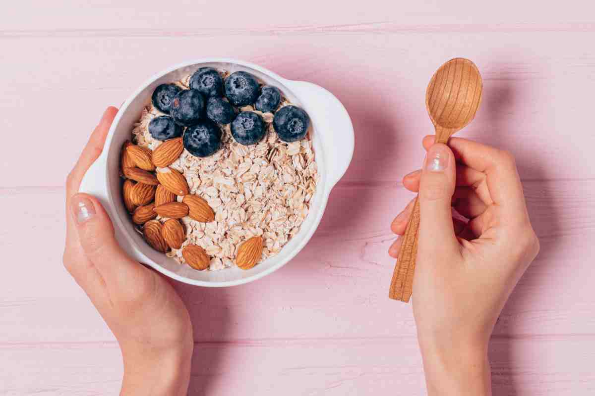 una ciotola con avena mirtilli e mandorle per la colazione per perdere peso