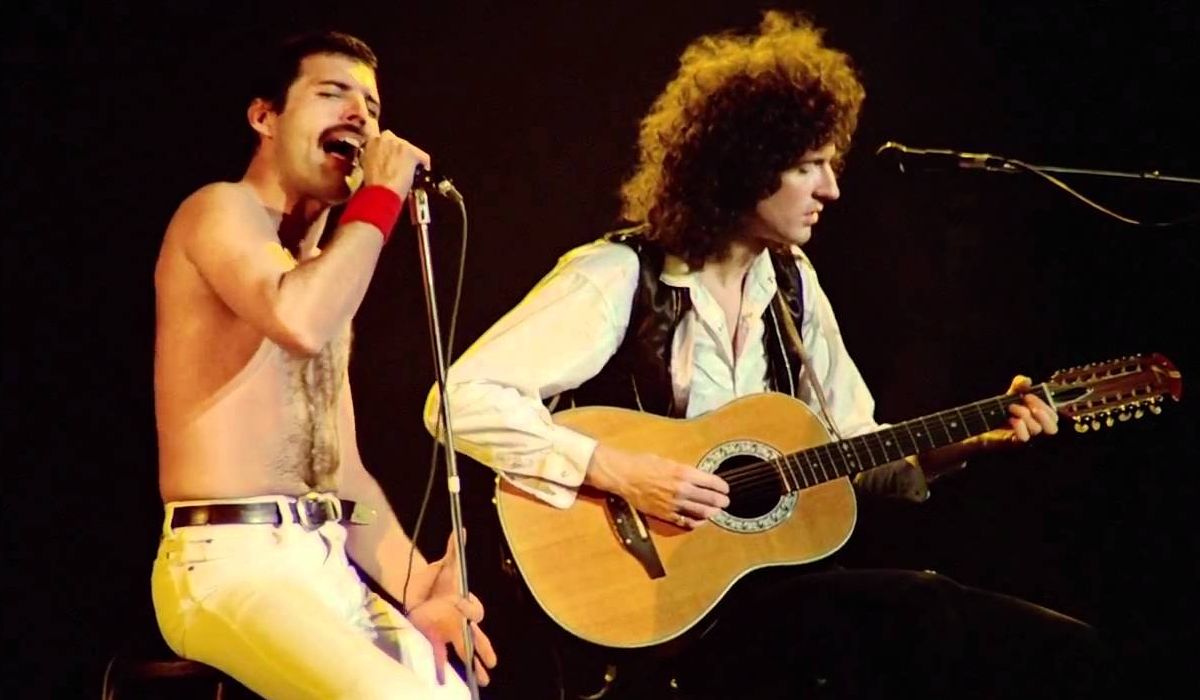 I Queen: Freddy Mercury e Brian May sul palco durante un'esibizione