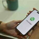 mano tiene smartphone con whatsapp