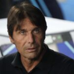 primo piano di Antonio Conte in panchina