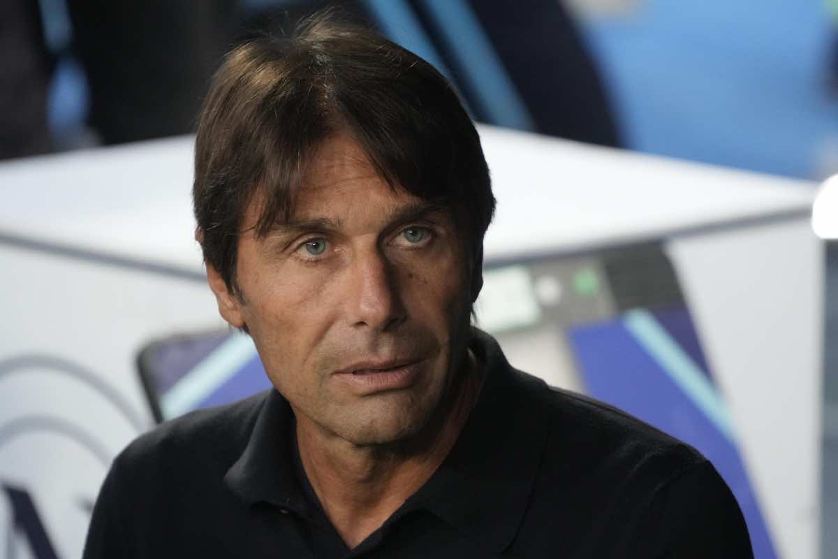 primo piano di Antonio Conte in panchina