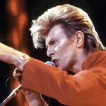 David Bowie sul palco durante un'esibizione